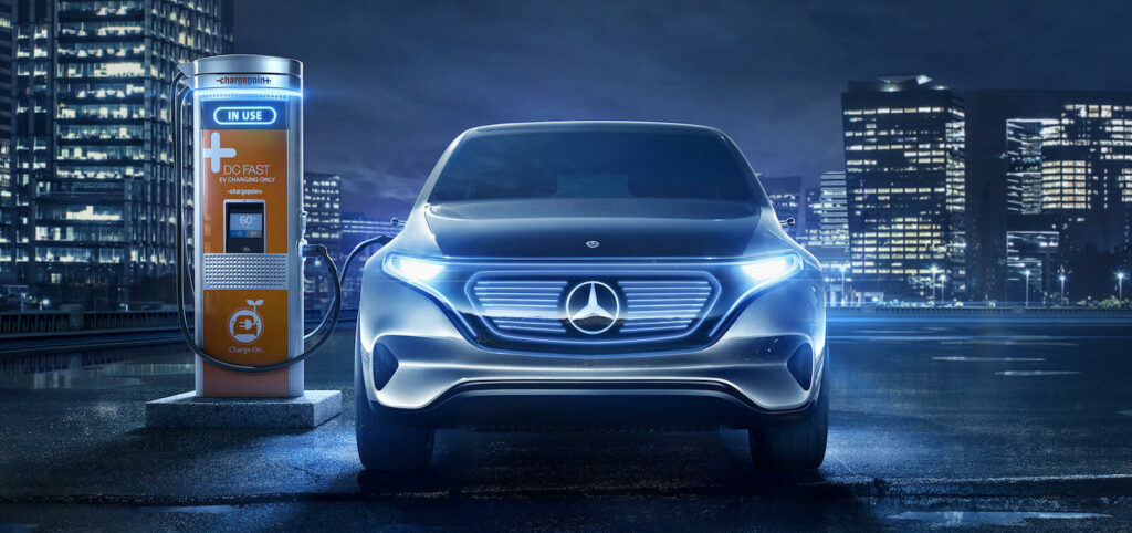 Mercedes-Benz E-klass EV parkerad vid en elbilsladdstation. (AI text)