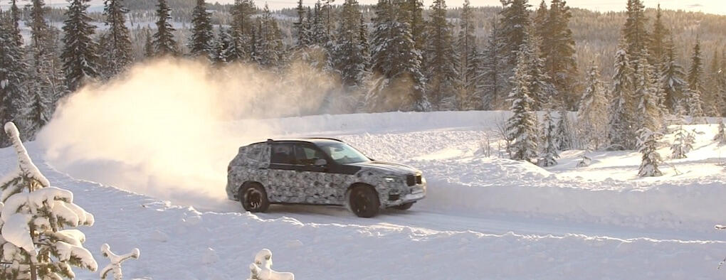 BMW X3 xDrive40d i snö (AI text)