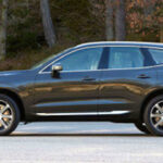 Volvo XC90 parkerad framför en skog. (AI text)