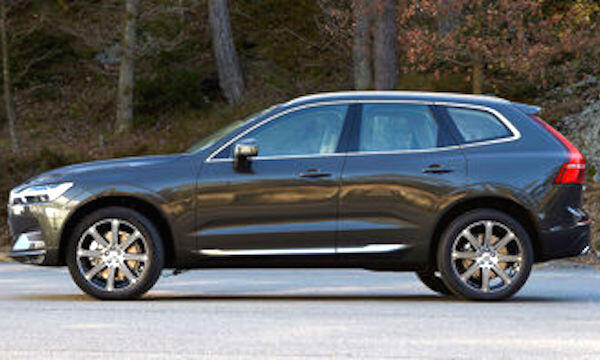Volvo XC90 parkerad framför en skog. (AI text)