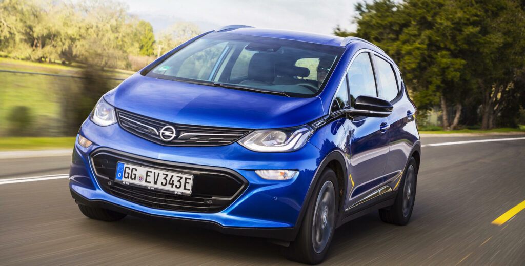 Opel Ampera-e är till en GM-produkt, men Opel får använda GM:s patent under en viss tid för att kunna sälja Ampera-e.