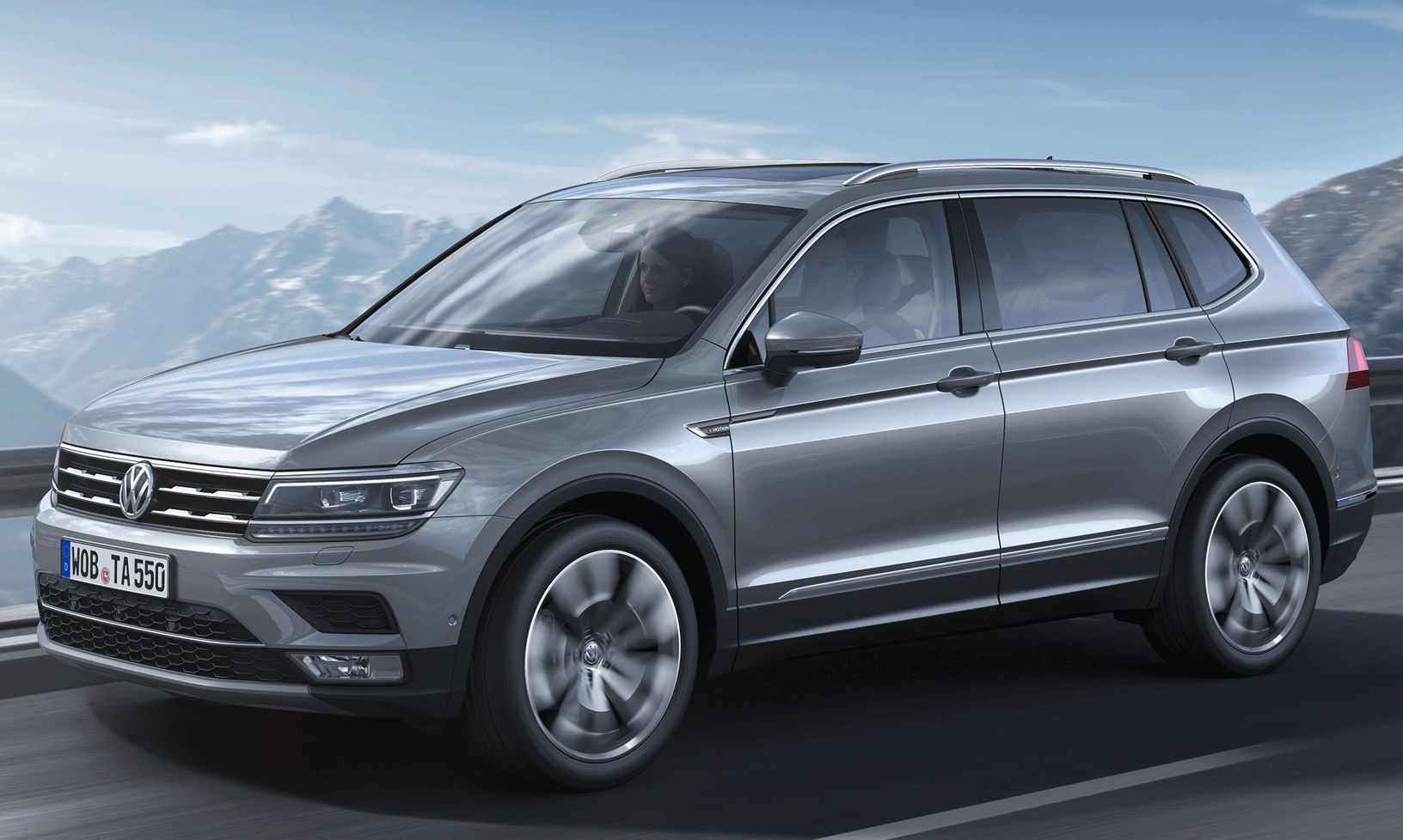 Volkswagen Tiguan kör på en bergsvidja. (AI text)