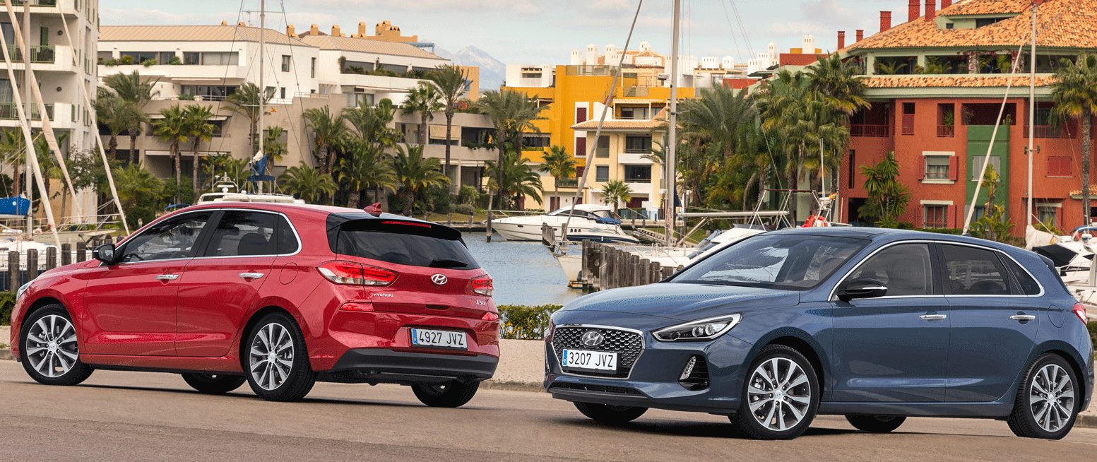 Två bilar parkerade framför ett byggnad. (AI text)