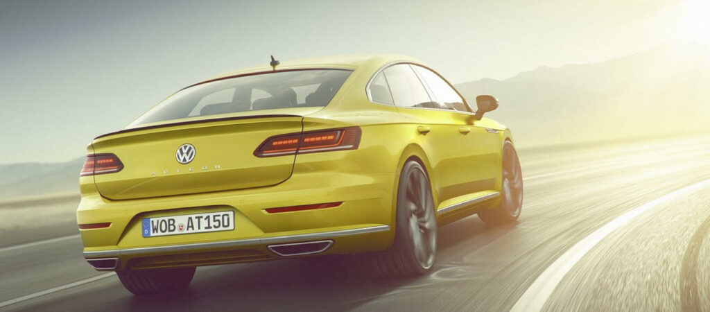 En gul Volkswagen Tiguan kör nerför en väg. (AI text)