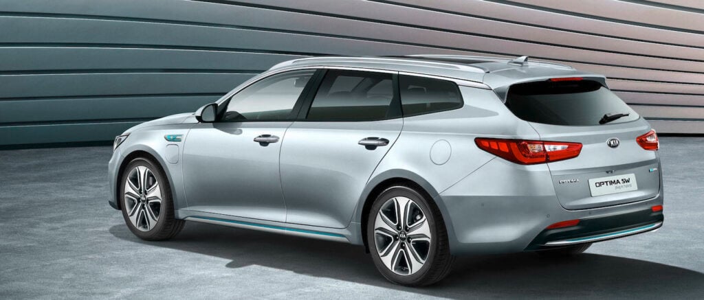 Den nya Kia Optima står parkerad på en parkeringsplats. (AI text)