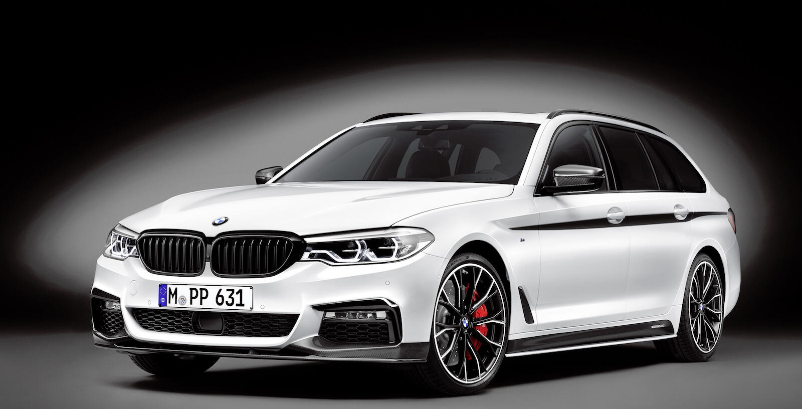 BMW M5-serien vagn i en mörk rum (AI text)