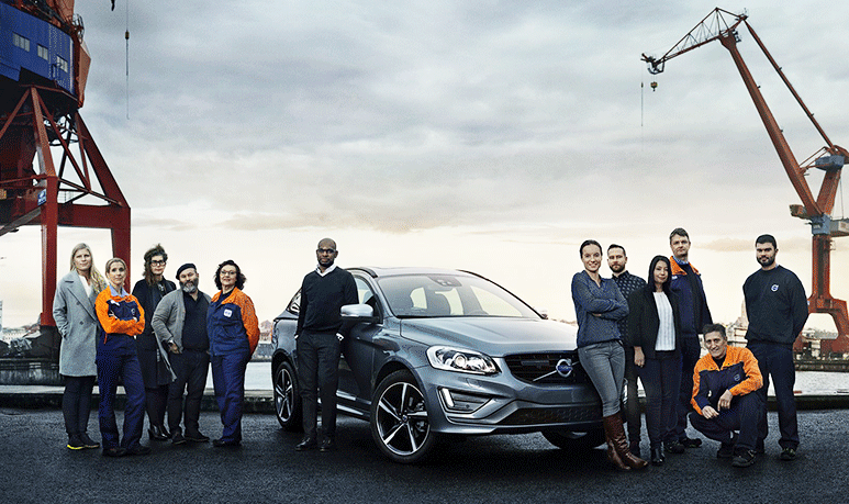 En grupp personer står framför en bil. (AI text)