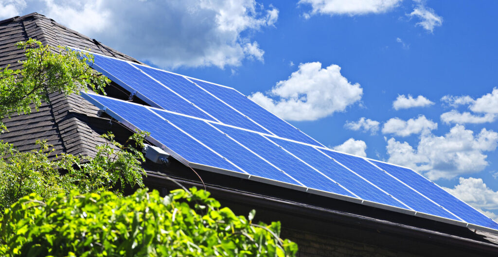 solpaneler på ett hus (AI text)