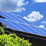 solpaneler på ett hus (AI text)