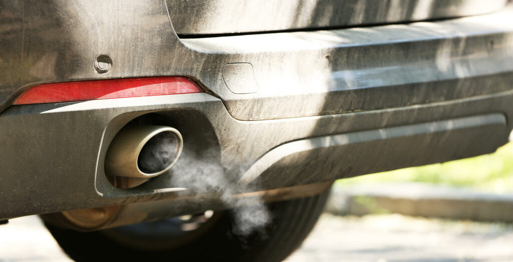 En bil med en utluftningsrör. (AI text)