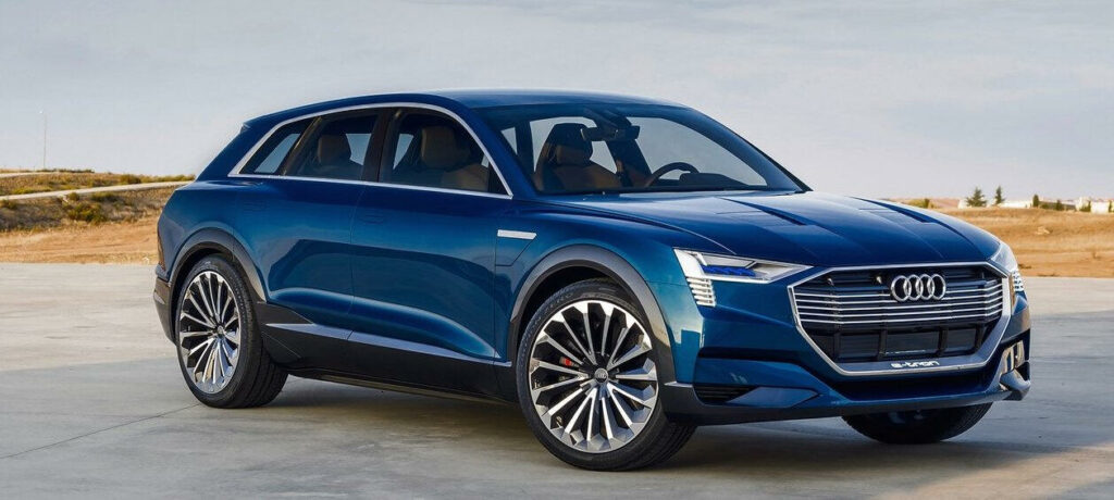 En Audi Q7-koncept-SUV parkerad på en öde väg. (AI text)