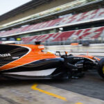 En racebil kör längs banan. (AI text)