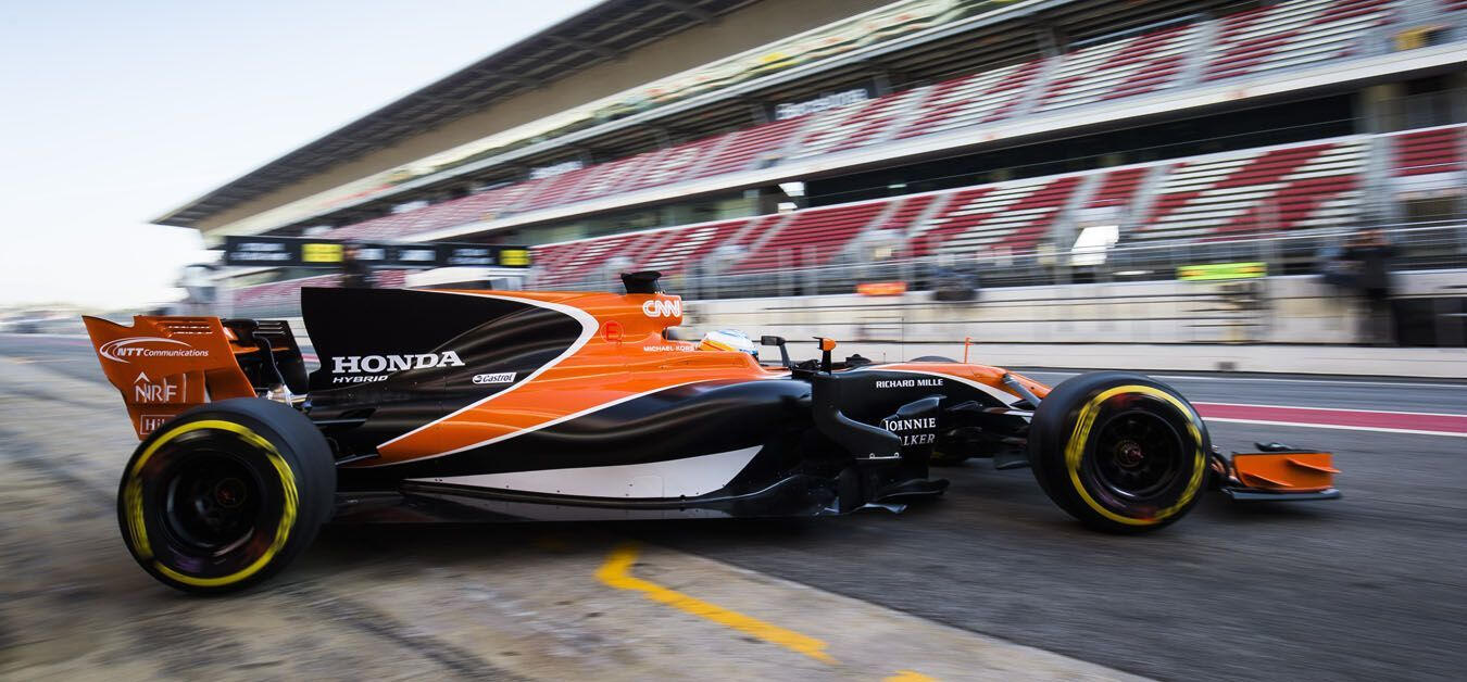 En racebil kör längs banan. (AI text)