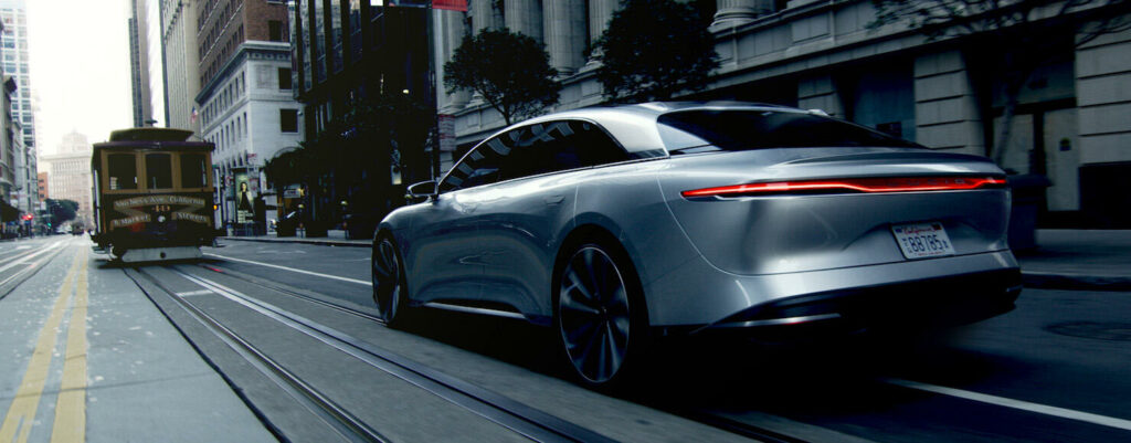 En framtida bil kör nerför en stadsgata. (AI text)