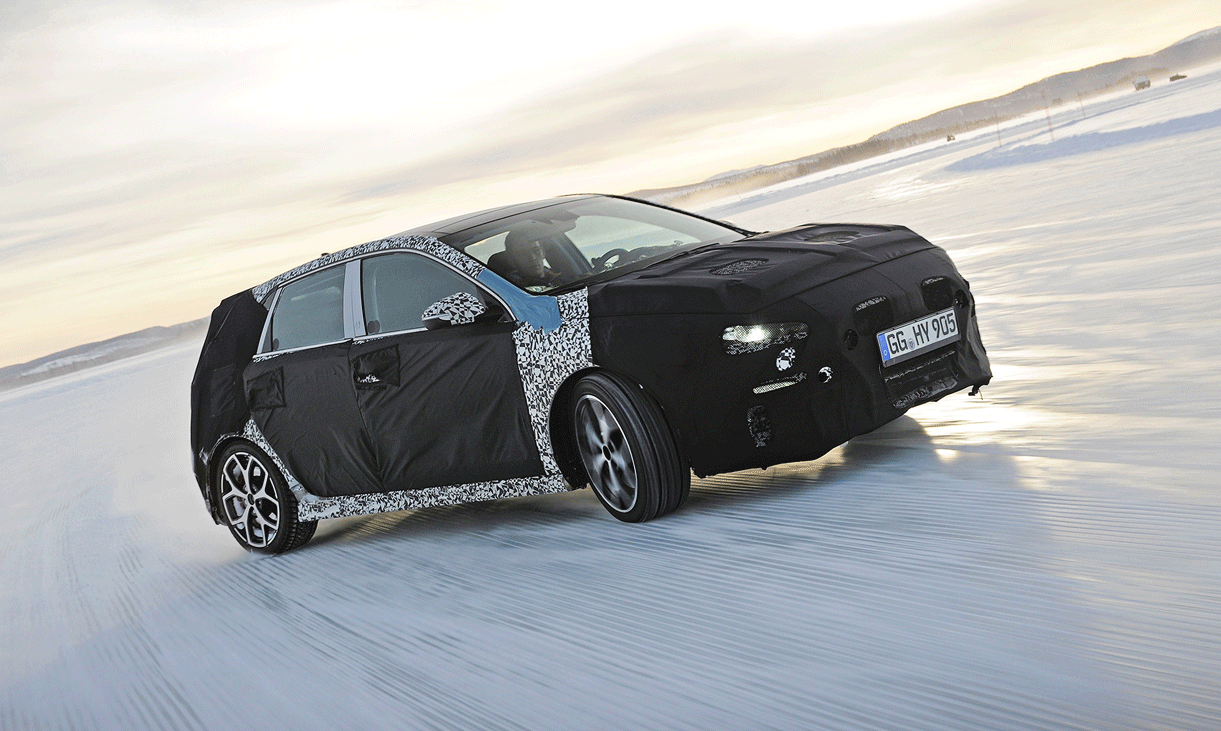 Hyundai I30 kör på snön. (AI text)
