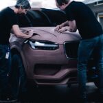 En grupp personer arbetar på en bil. (AI text)