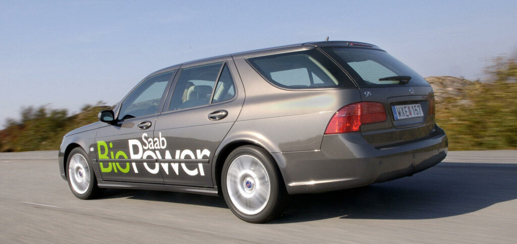 En bil kör nerför en väg med en skylt på den. (AI text)