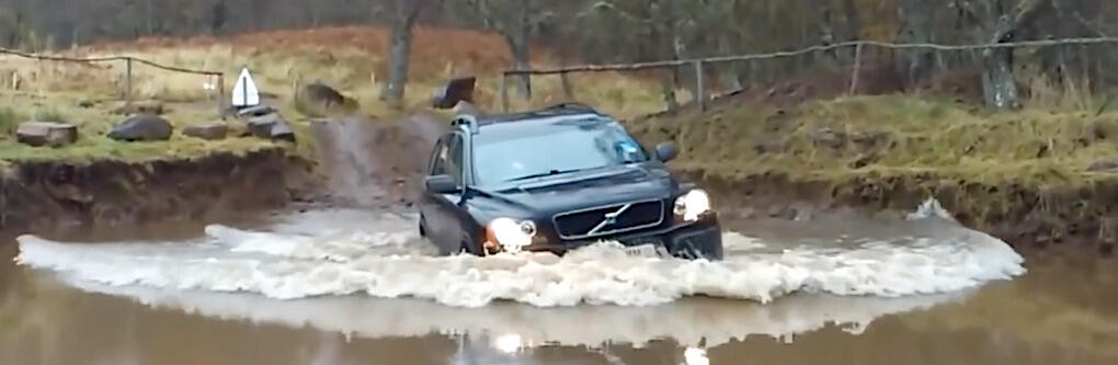 Även gamla generationen Volvo XC90 får testa gyttjebad i den här filmen.