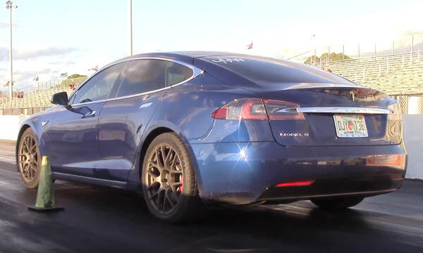 En Tesla Model S kör nedför en dragbana. (AI text)