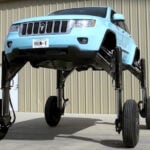 Fullt upplyft blir Hum Rider nästan tre meter hög. Det ger plats för att bokstavligen köra över all annan trafik.