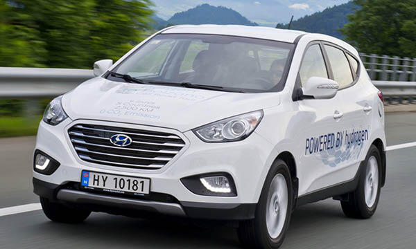En vit Hyundai Tucson kör längs en väg. (AI text)