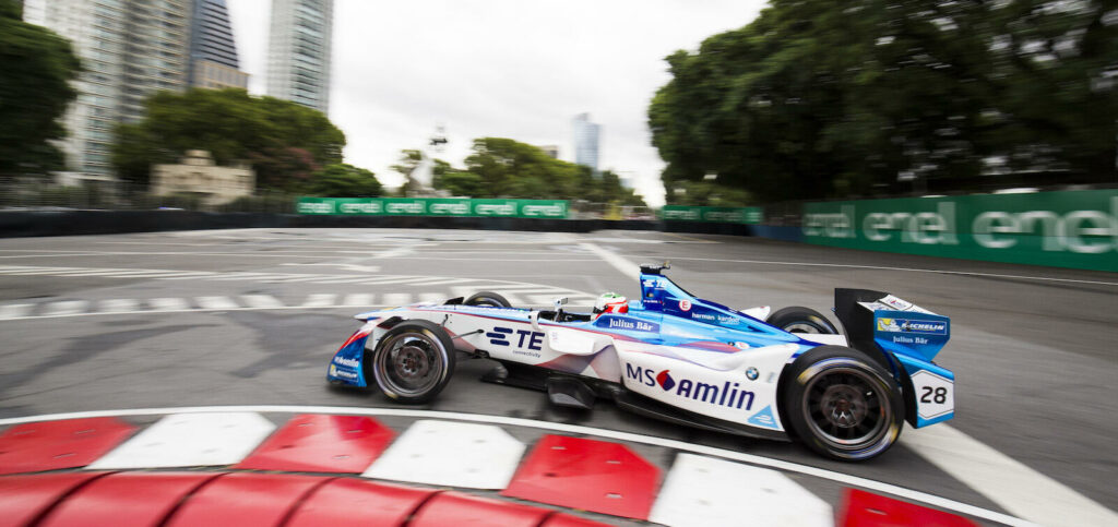 En racebil kör längs en gata. (AI text)