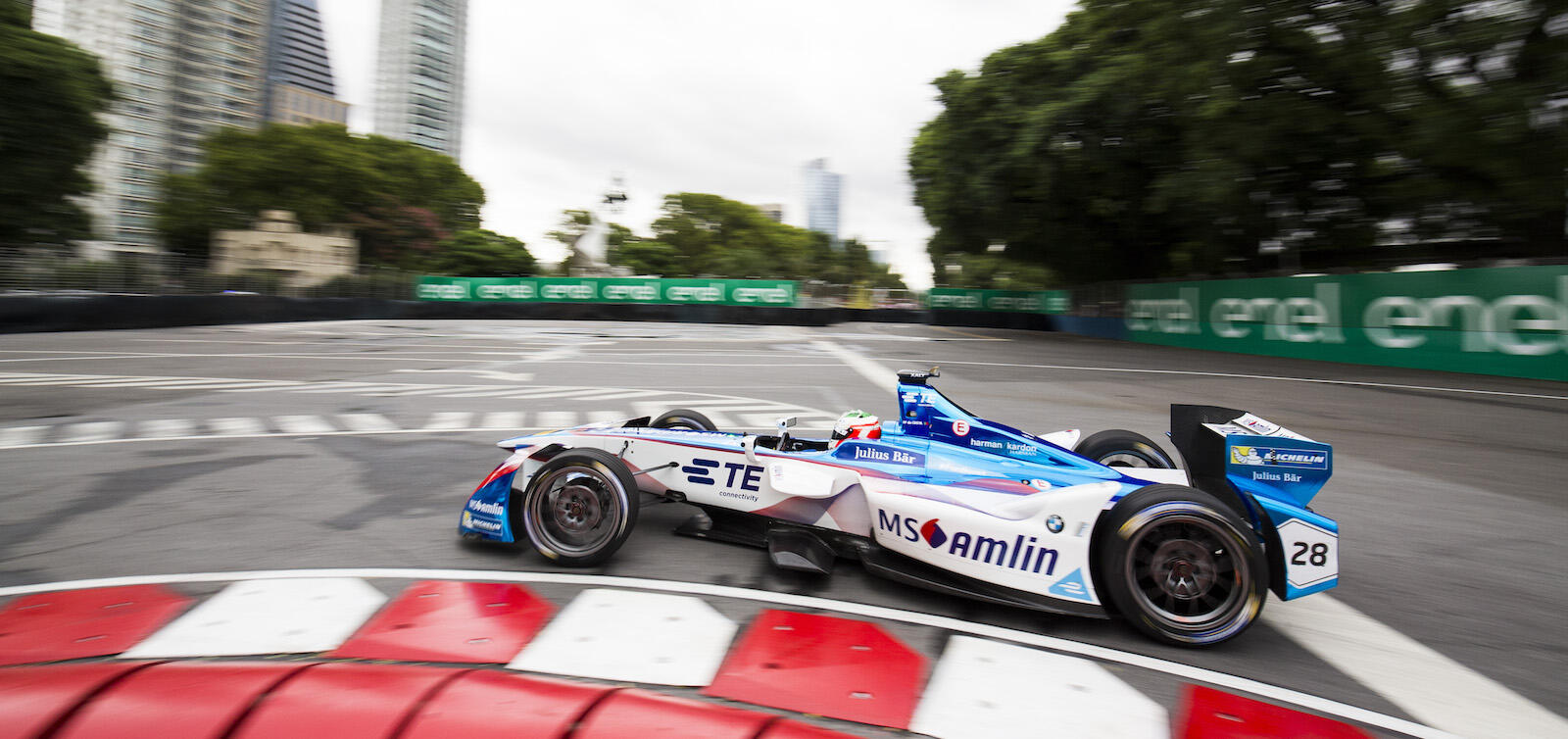 En racebil kör längs en gata. (AI text)