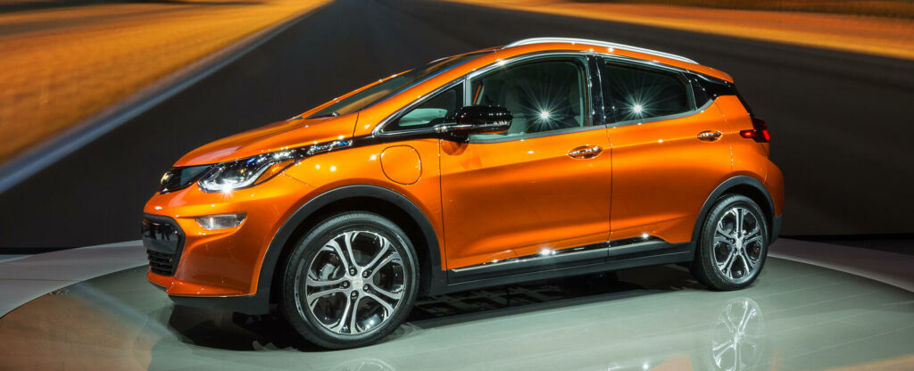 Chevrolet Bolt ska sänka utsläppen för GM-koncernen. Att satsa på effektivare bilar och elbilar behöver inte alls innebära att amerikanska jobb hotas, enligt en forskare på universitetet i Michigan. Foto: Bigstockphoto