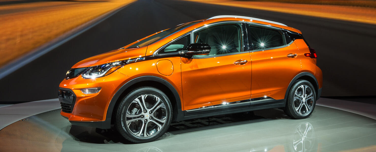 Chevrolet Bolt ska sänka utsläppen för GM-koncernen. Att satsa på effektivare bilar och elbilar behöver inte alls innebära att amerikanska jobb hotas, enligt en forskare på universitetet i Michigan. Foto: Bigstockphoto