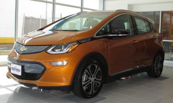 En Chevrolet Bolt EV utställd i en showrum (AI text)