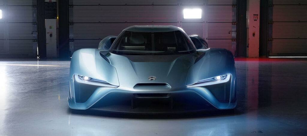 En framtida sportbil i en garage. (AI text)