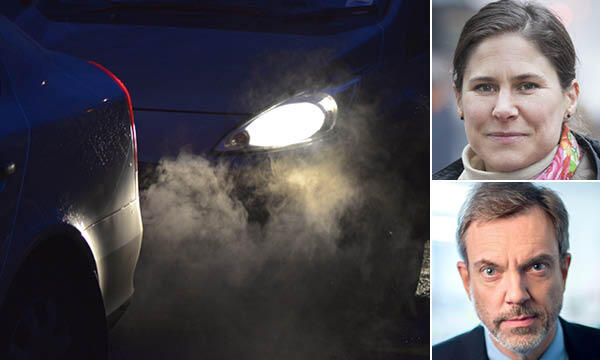 En bil med rök som kommer ut från motorn. (AI text)