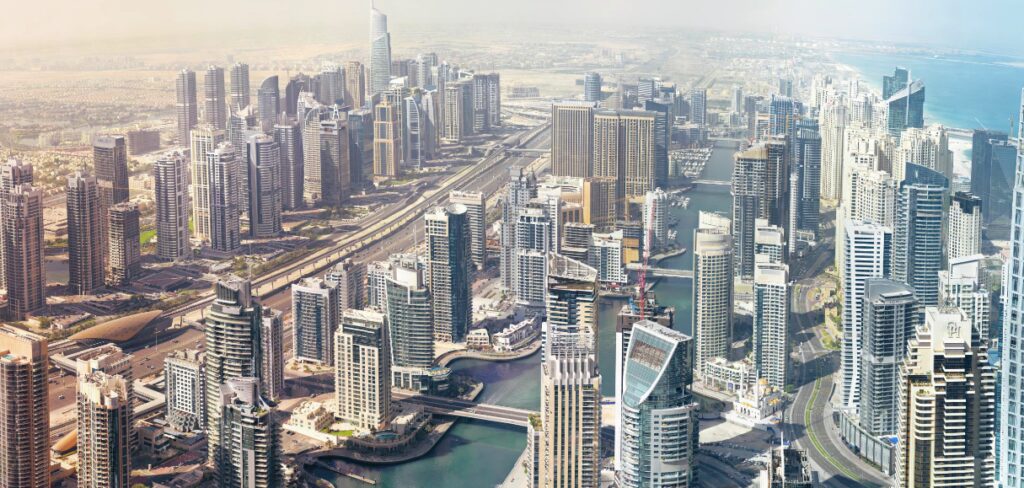 En stadsbild av Dubai med en bil i bakgrunden. (AI text)