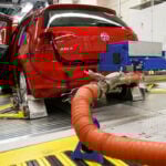 En bil sätts ihop på en tillverkningsanläggning. (AI text)