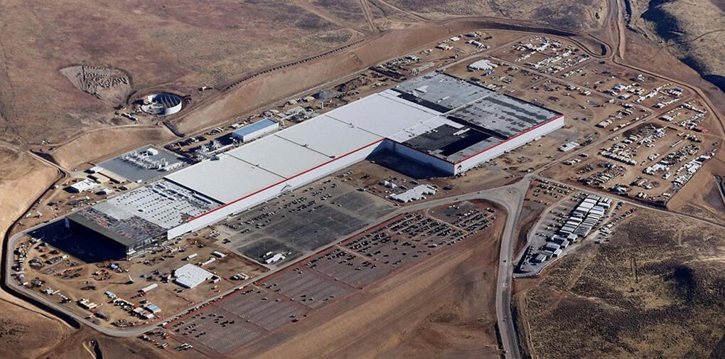 En drönare flyger över en fabrik i öknen. (AI text)