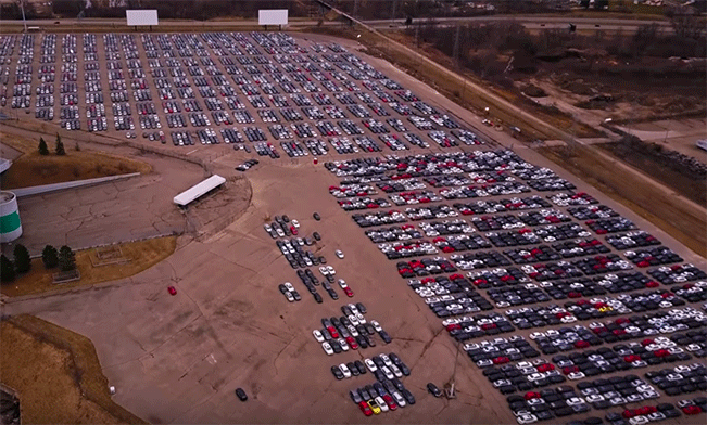 En stor parkeringsplats med parkerade bilar. (AI text)