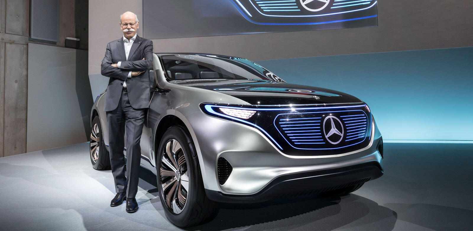 En man står bredvid en Mercedes-Benz SUV. (AI text)