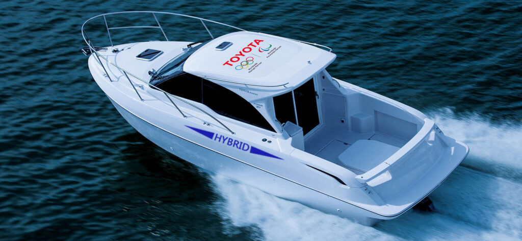 En båt farar fram genom vattnet. (AI text)