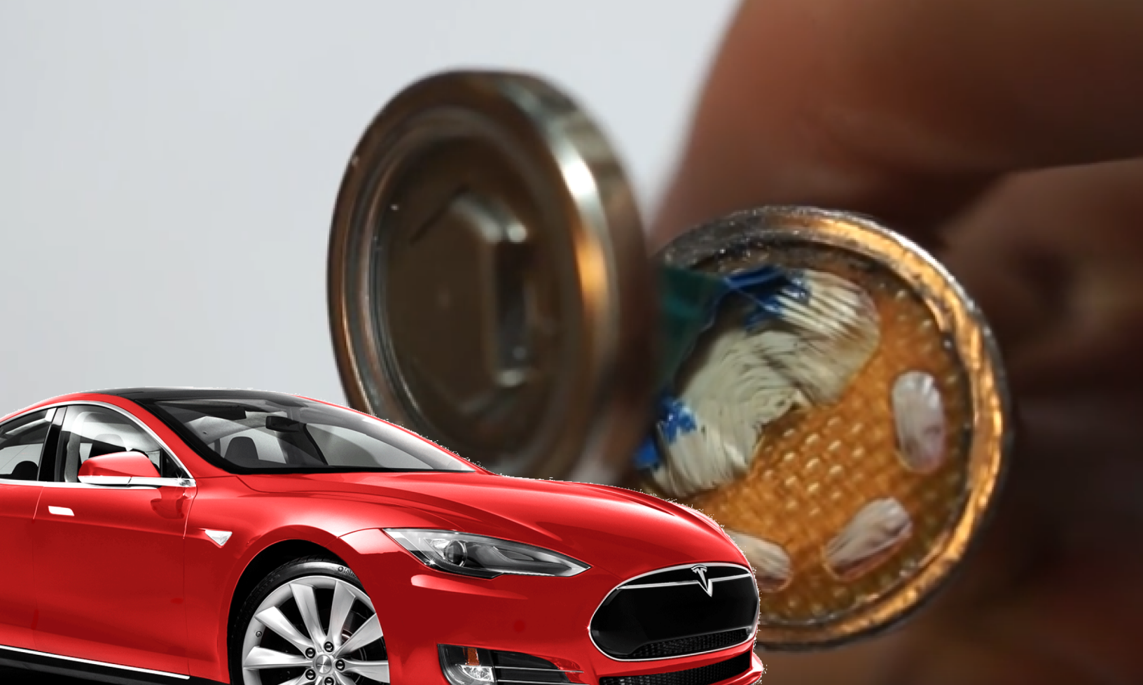 En person håller på med en mynt och en Tesla Model S bil. (AI text)