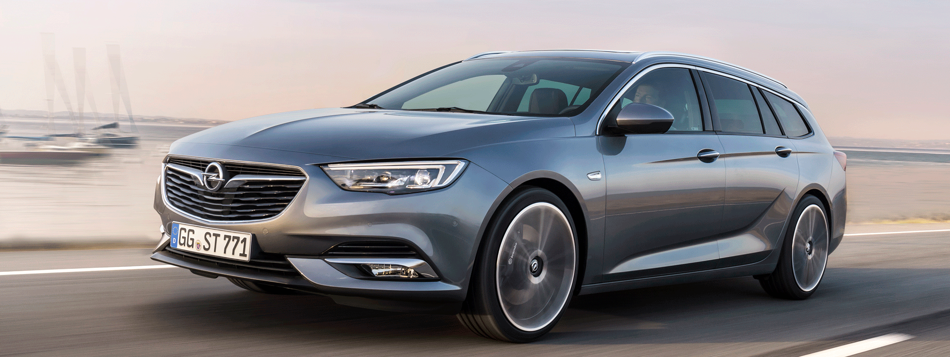 Den nya Opel Insignia kör längs vägen. (AI text)