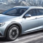 Den nya Opel Regal estate kör nedför en bergväg. (AI text)