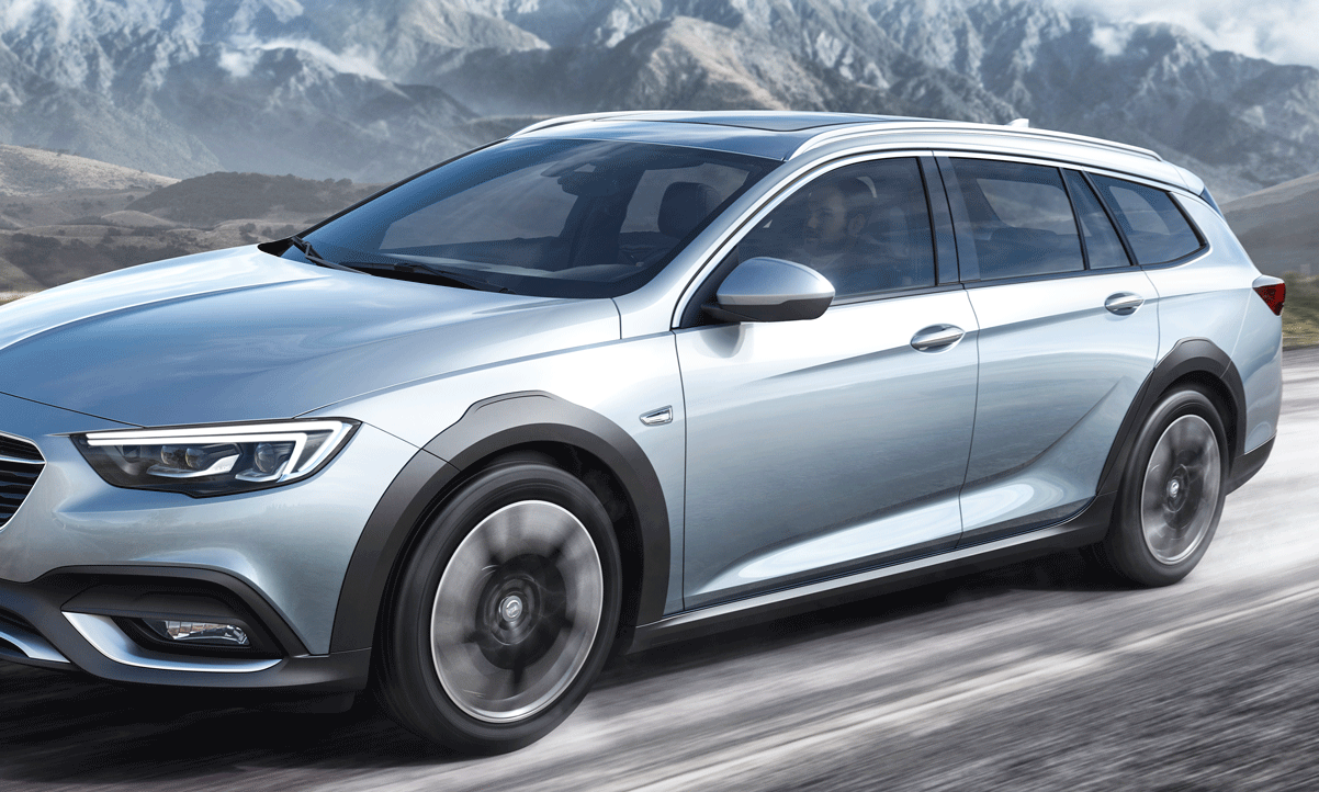 Den nya Opel Regal estate kör nedför en bergväg. (AI text)