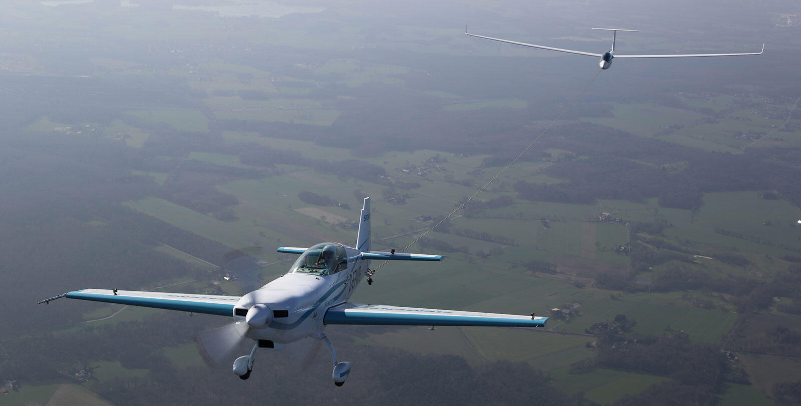 ett flygplan flyger över en åker (AI text)