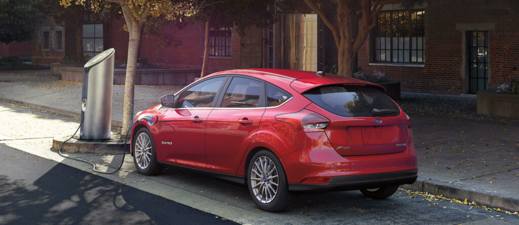 Den eldrivna versionen av Ford Focus har kommit i en ny version med längre räckvidd, men den är ändå frånkörd av många konkurrenter. Framtida elbilar från Ford skulle kunna få solid state-batterier för längre räckvidd.