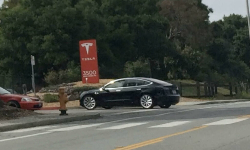 Tesla Model S parkerade vid en stoppskylt. (AI text)