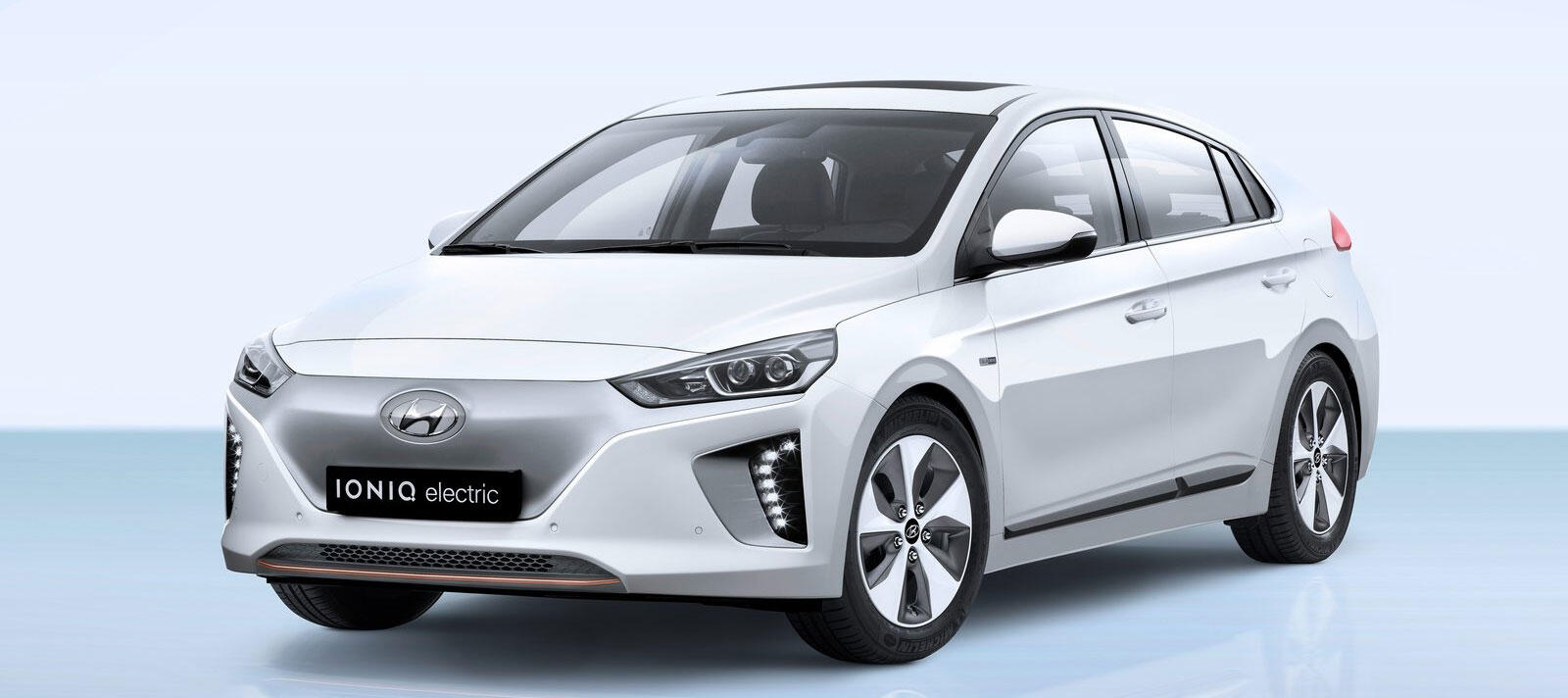 En vit bil på ett vitt bakgrund. (AI text)