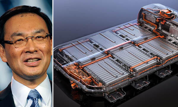 En man i kostym och slips står bredvid en bil. (AI text)