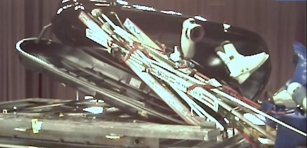 Testet visar att redan vid låga hastigheter faller takboxar av, eller öppnar sig. Innehållet far då iväg som projektiler.