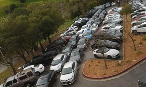 En parkeringsplats fylld med bilar (AI text)