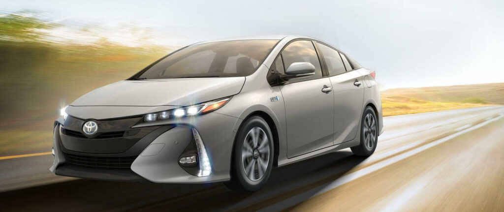 En Toyota Prius kör nerför en landsväg. (AI text)